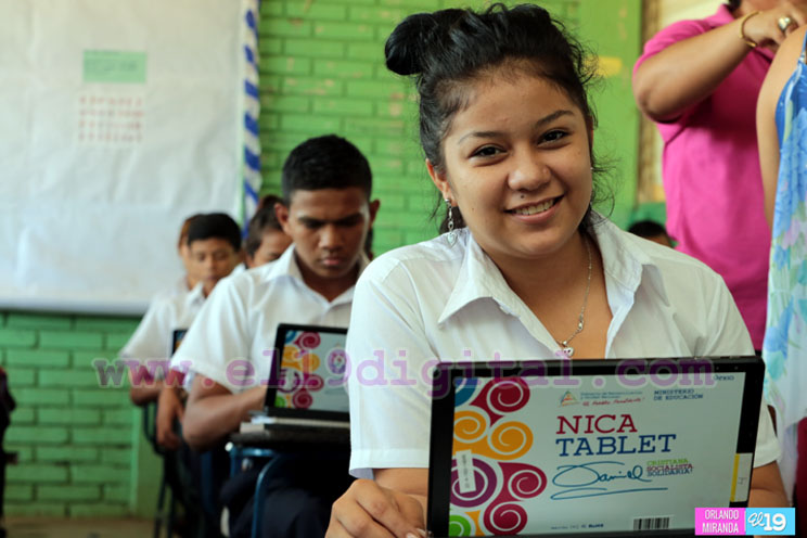 Inauguran aulas móviles digitales en el colegio Benjamín Zeledón